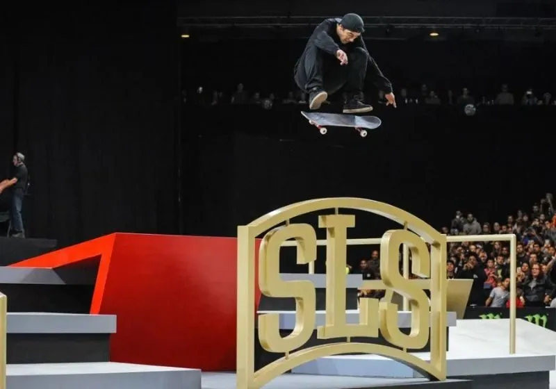 Một skater đang thực hiện trick trong phần thi Line Section tại một giải đấu Street League Skateboarding.