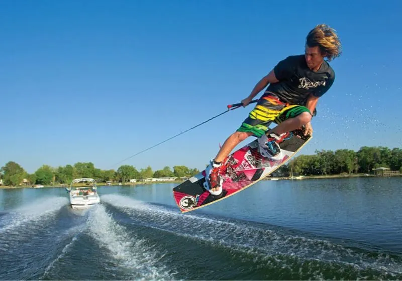 Sự khác biệt cơ bản giữa Wakeboarding và Waterskiing